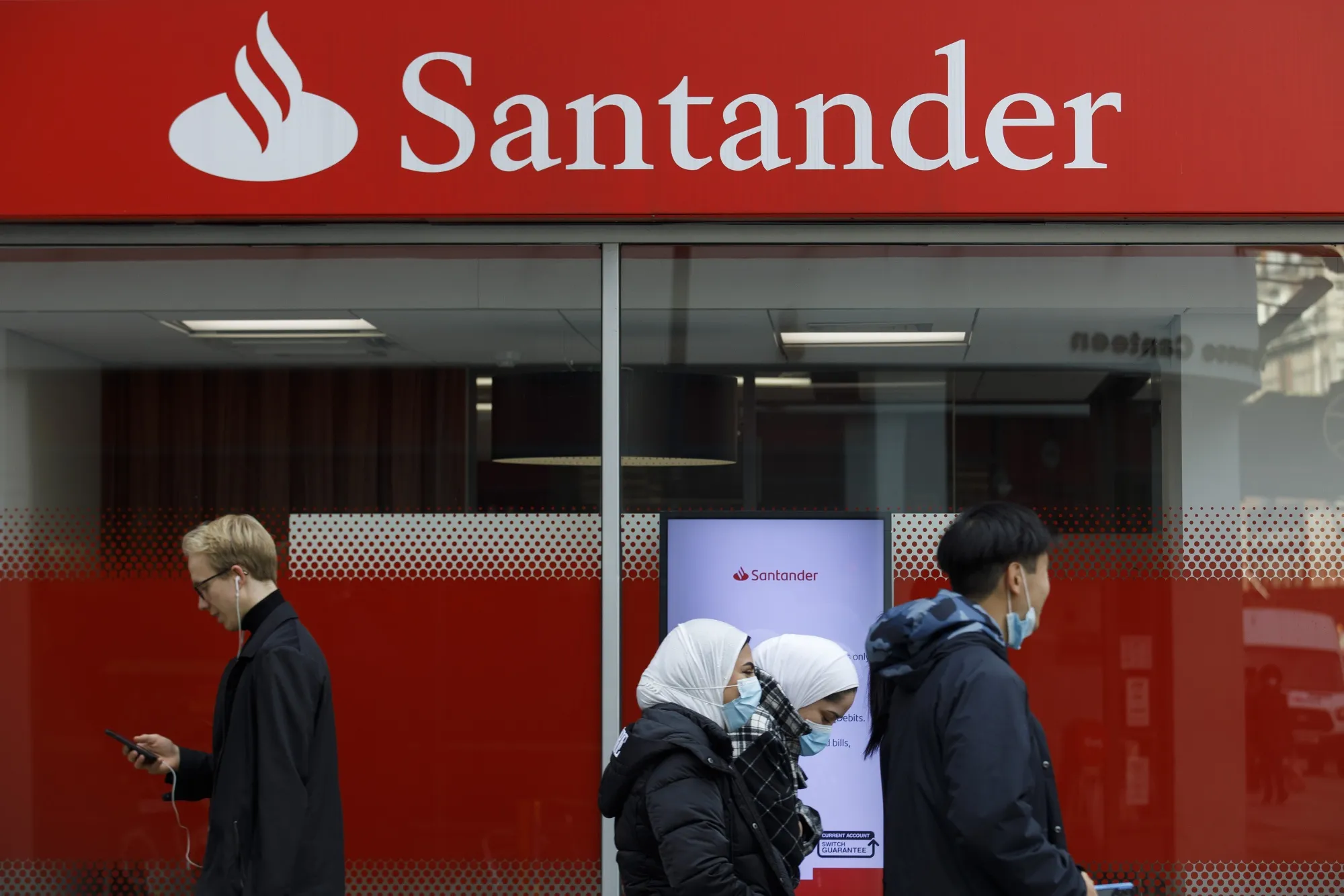 A Banco Santander SA bank branch in London.Photographer: Luke MacGregor/Bloomberg